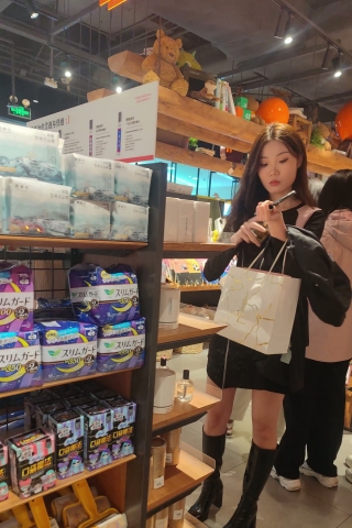 XM164黑色包臀裙长靴极品美女，红色窄内