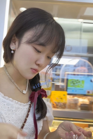 trump1337【KFC】长裙学生妹逛街买甜品·白色内内夹进翘臀里超清CD