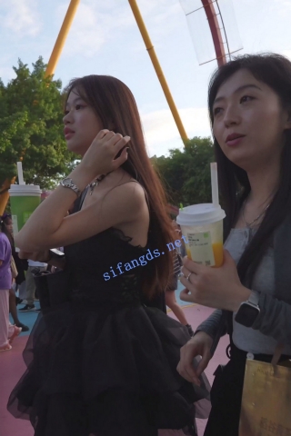 (BC-AA-594)吊带裙小姐姐丝袜太短屁股露在外面..排队拍照被CD