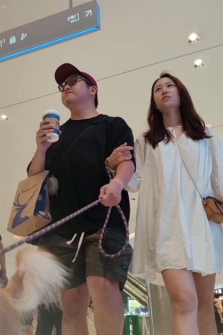 XM323白色连衣裙美女和老公牵着小狗逛街，白色内内