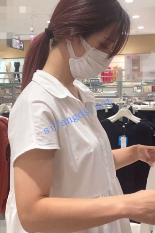 【日产精选】146宽松白裙服装店员。性感蕾丝内两侧露毛