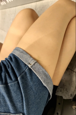 肉长美腿的蹲姿美女gsdf353