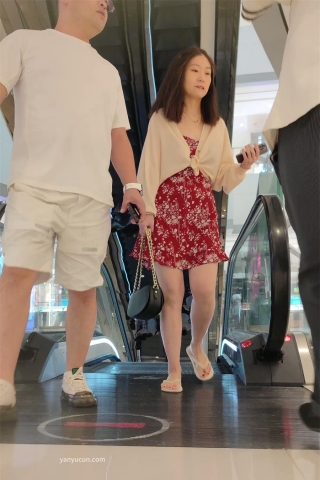 XM287红色短裙少妇和老公逛街，白色窄内