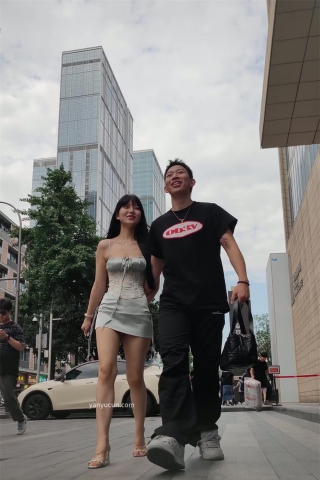 XM284银色连衣裙性感美女和男朋友逛街，走路翘臀一晃一晃的