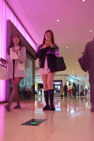 M162 白色连衣裙肉色丝袜美女和闺蜜逛街，黑色内内