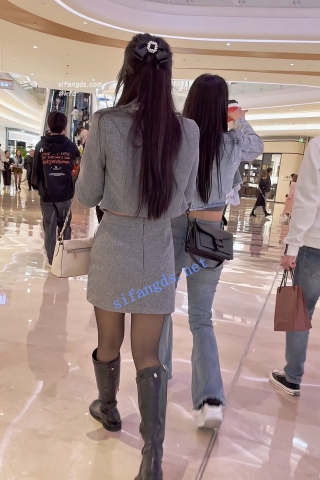 trump1324【KFC】骚货靓女和大叔逛街·开档黑丝袜短裙骚窄内前后CD