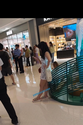 kds009 独特报纸裙子，穿着性感豹纹窄内丰满MM， 还被后面大叔顶了