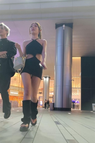 XM329黑色露背超级性感裙子美女和朋友逛街，白色内内