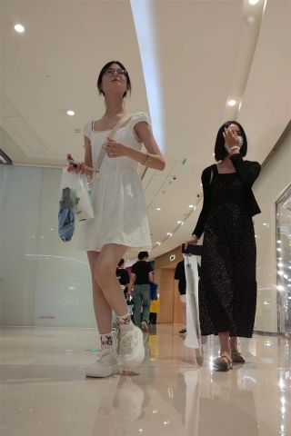 XM256白色连衣裙带眼镜小姐姐和妈妈逛街，粉色内内