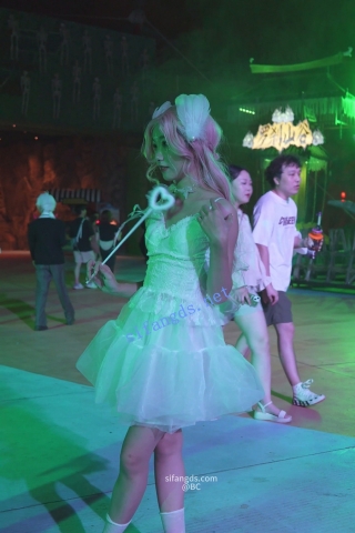 (BC-SSS-092)蕾丝裙美女拍照..趁乱开闪CD..强光照亮粉色内裤