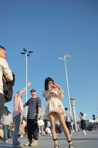 XM161白色连衣裙肉色丝袜小姐姐和男朋友打卡拍照，白色内内