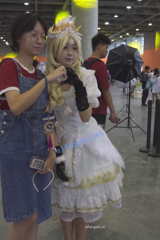 【xxn-343】金发cos小姐姐逛街..可爱卡通内前后CD勒出13缝 