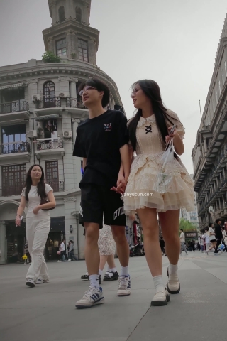 XM163黄色连衣裙带眼镜小姐姐，白色窄内