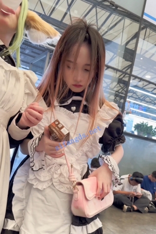 trump1301【KFC】女仆裙学生妹和闺蜜逛街拍照·吊带丝袜粉色内内性感